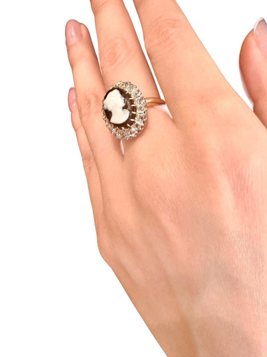 Ring Featuring An Agate Cameo Surrounded By Diamonds -photo-4