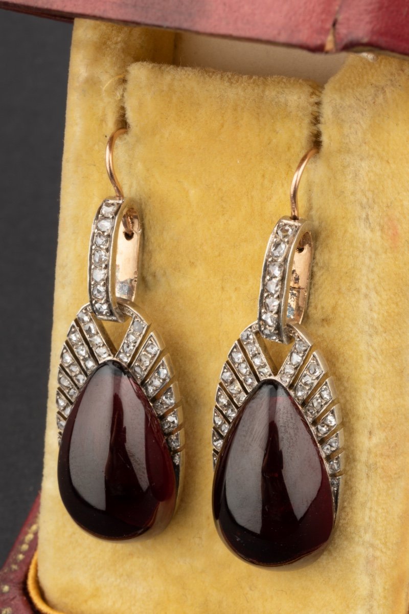 Drop Earrings In Gold, Diamonds And Garnets-photo-4