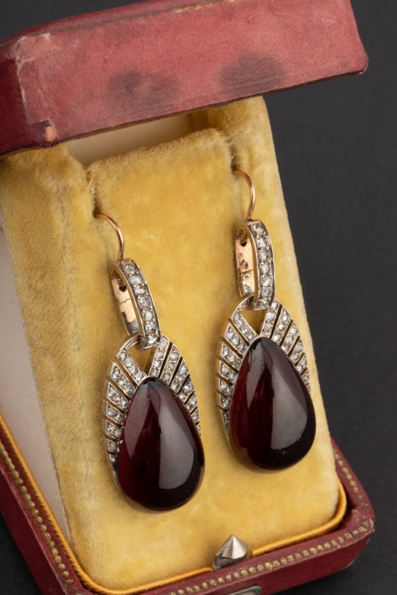 Drop Earrings In Gold, Diamonds And Garnets