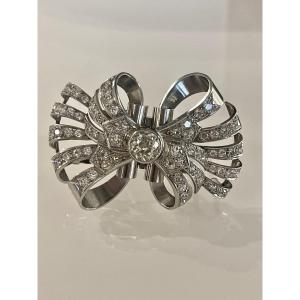 Double Clip Forming Brooch In Gold And Diamonds