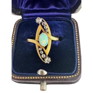 Art-Nouveau : bague ornée d'une opale et de diamants 