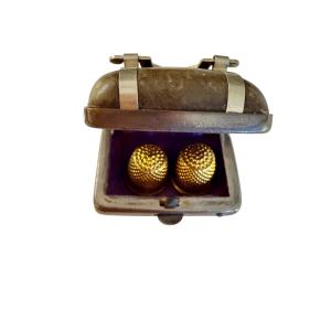 Mallette miniature avec deux dés à coudre, poupées.