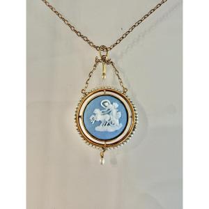 Collier orné d'un pendentif en wedgwoog et perles fines