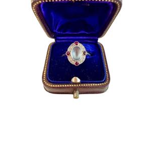 Bague platine, pierre de lune, diamants et rubis