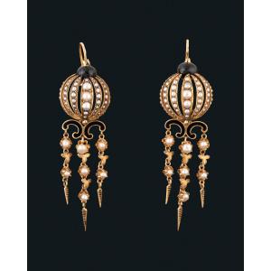 Paire de longs pendants d'oreilles en or , émail et perles fines