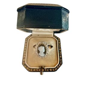 Bague ornée d'un camée agate entouré de diamants