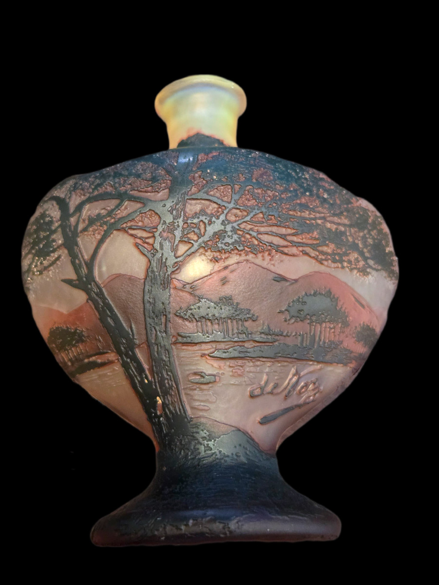 Petit vase en pâte de verre signé de Vez