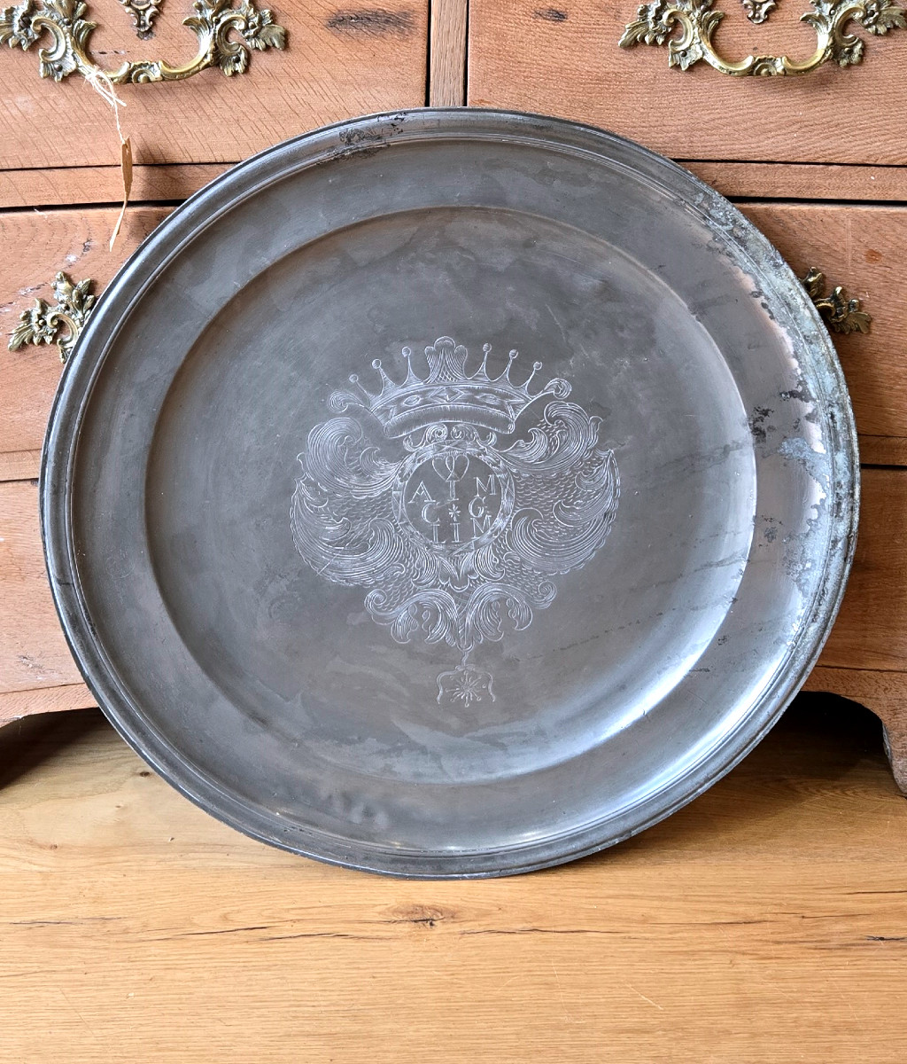 Important Ceremonial Pewter Platter With Coat Of Arms - Engraved Wedding Ring, Late 17th Century