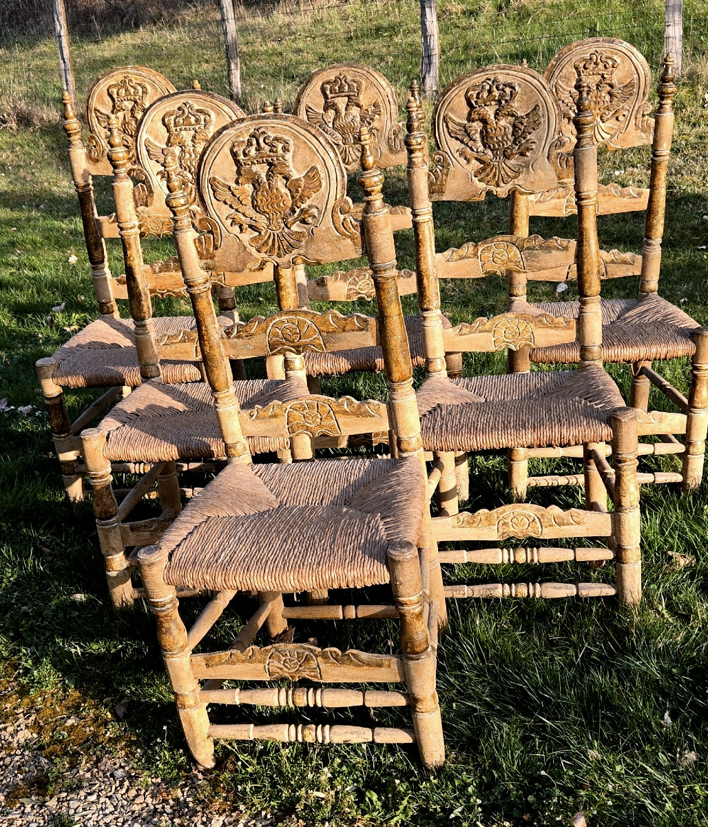 suite de 6 grandes chaises tyroliennes à l'aigle impérial des Hasbourg, polychromie d'origine.
