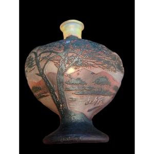 Petit vase en pâte de verre signé de Vez