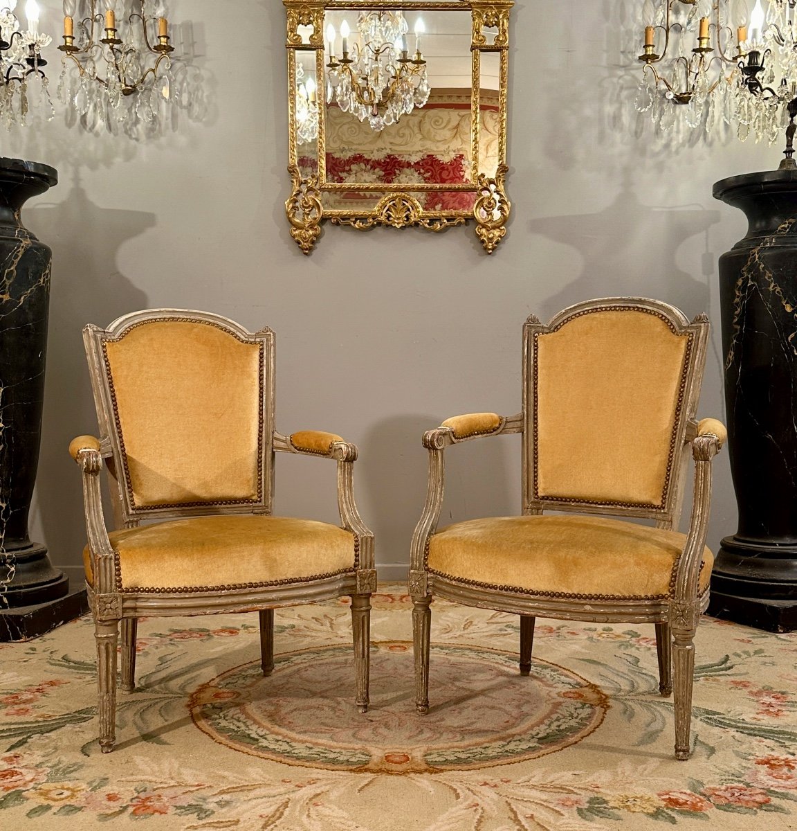 Paire De Fauteuils En Bois Laqué d'Epoque Louis XVI Vers 1780