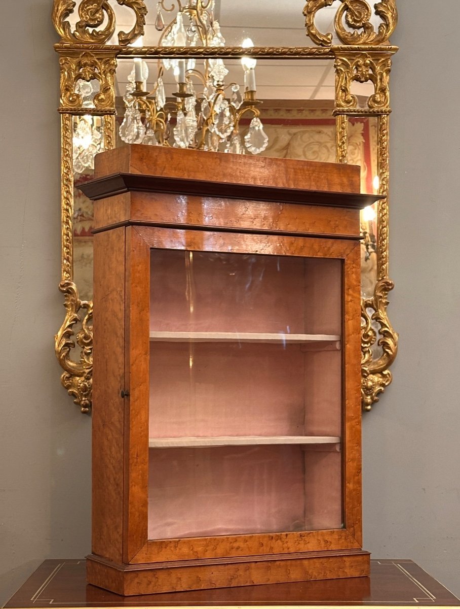 Petite Vitrine De Présentation En Erable d'Epoque Charles X Vers 1820