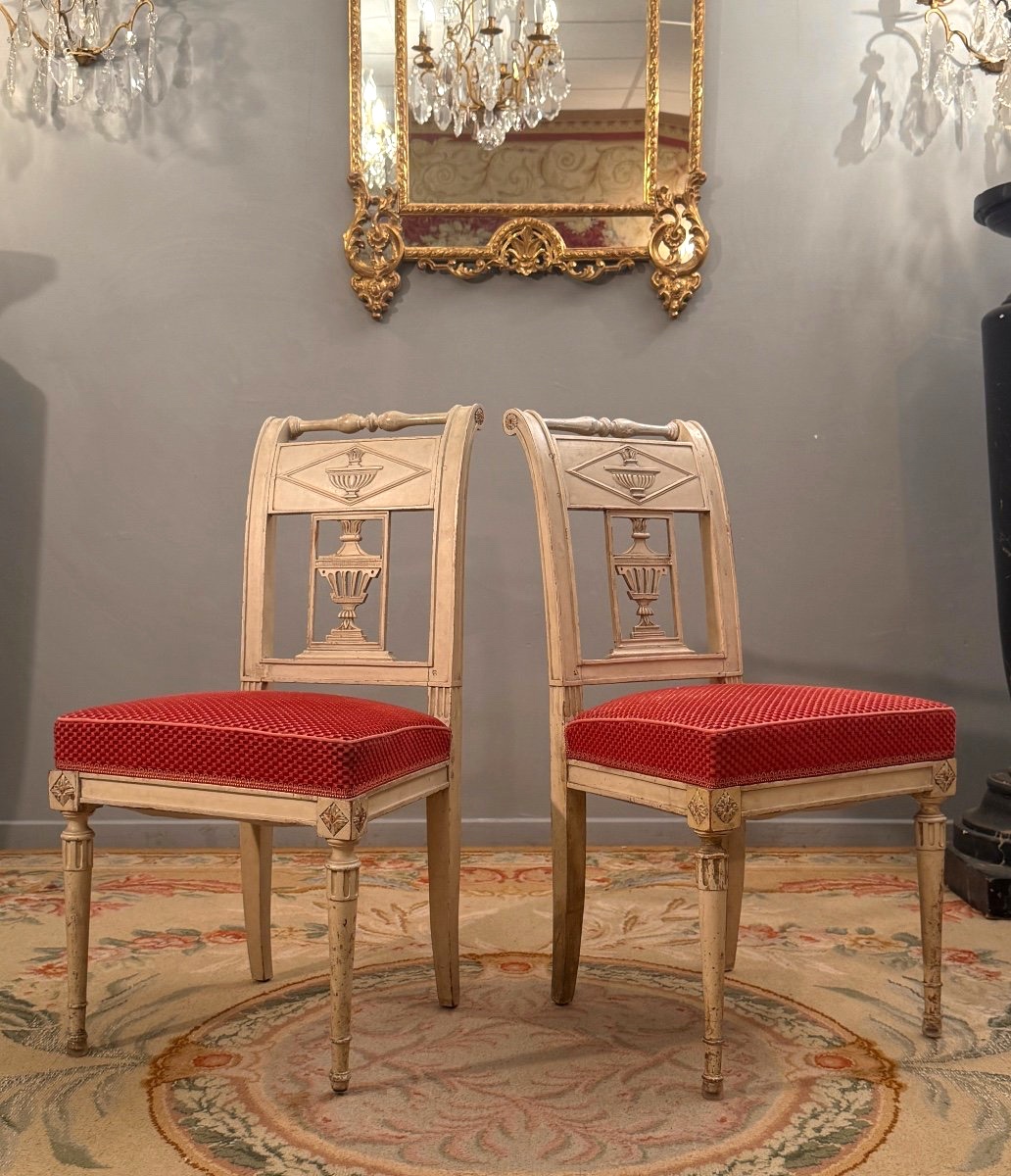 Paire De Chaises En Bois Laqué d'Epoque Directoire Vers 1795