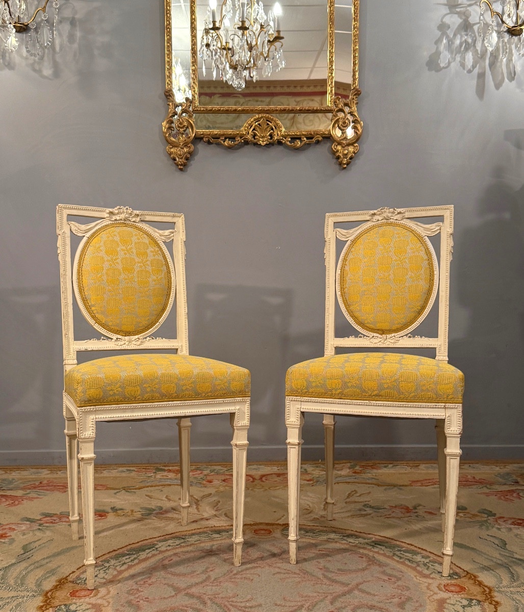 Mobilier de Château, Paire De Chaises En Bois Laqué De Style Louis XVI Epoque XIXème