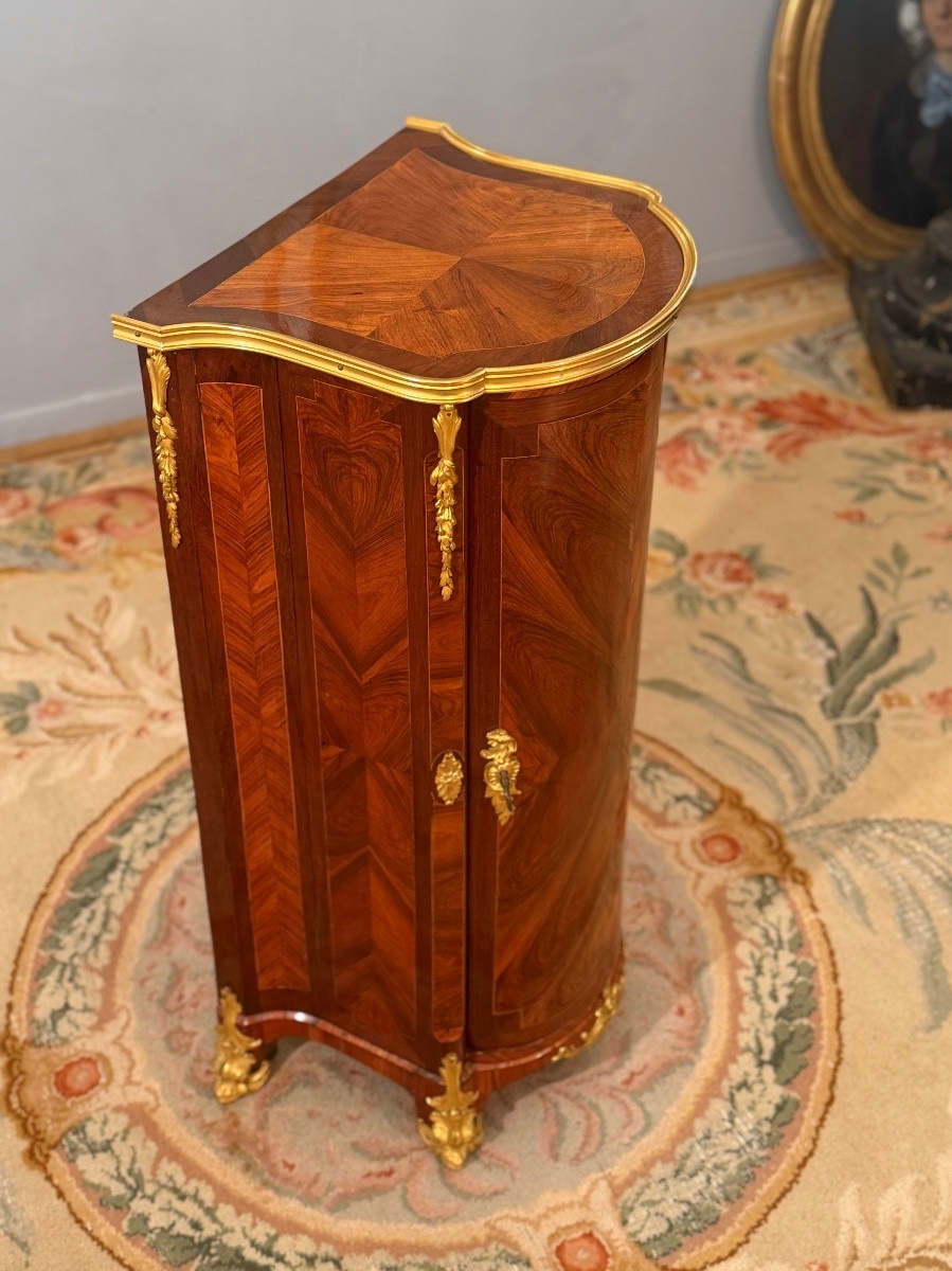 Small Louis XV - Louis XVI Transition Style Marquetry Entry-level Cabinet-photo-2