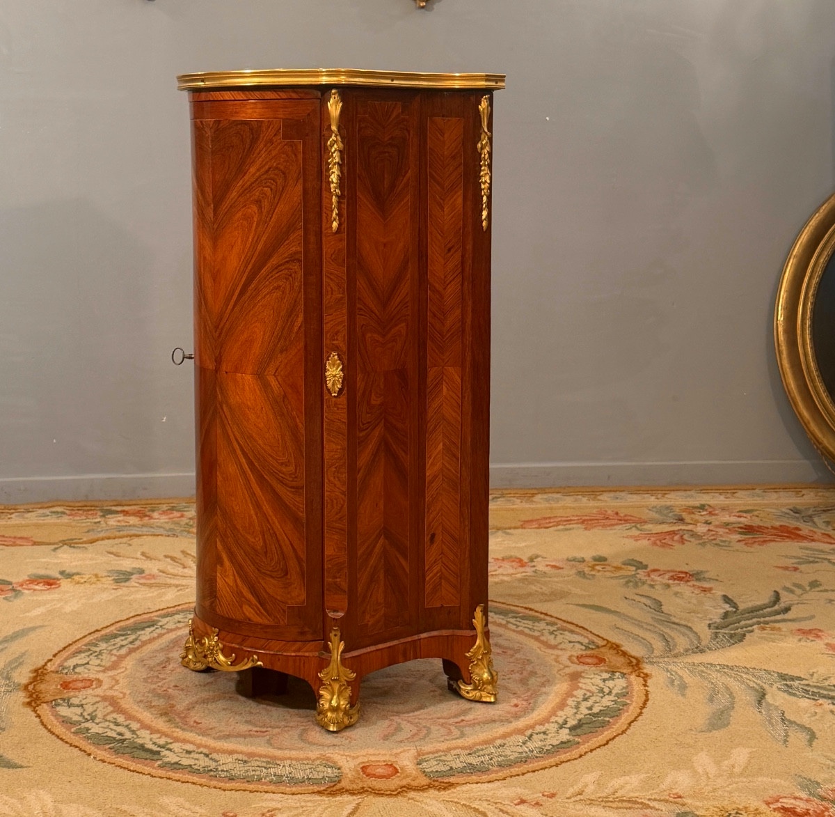 Small Louis XV - Louis XVI Transition Style Marquetry Entry-level Cabinet-photo-4