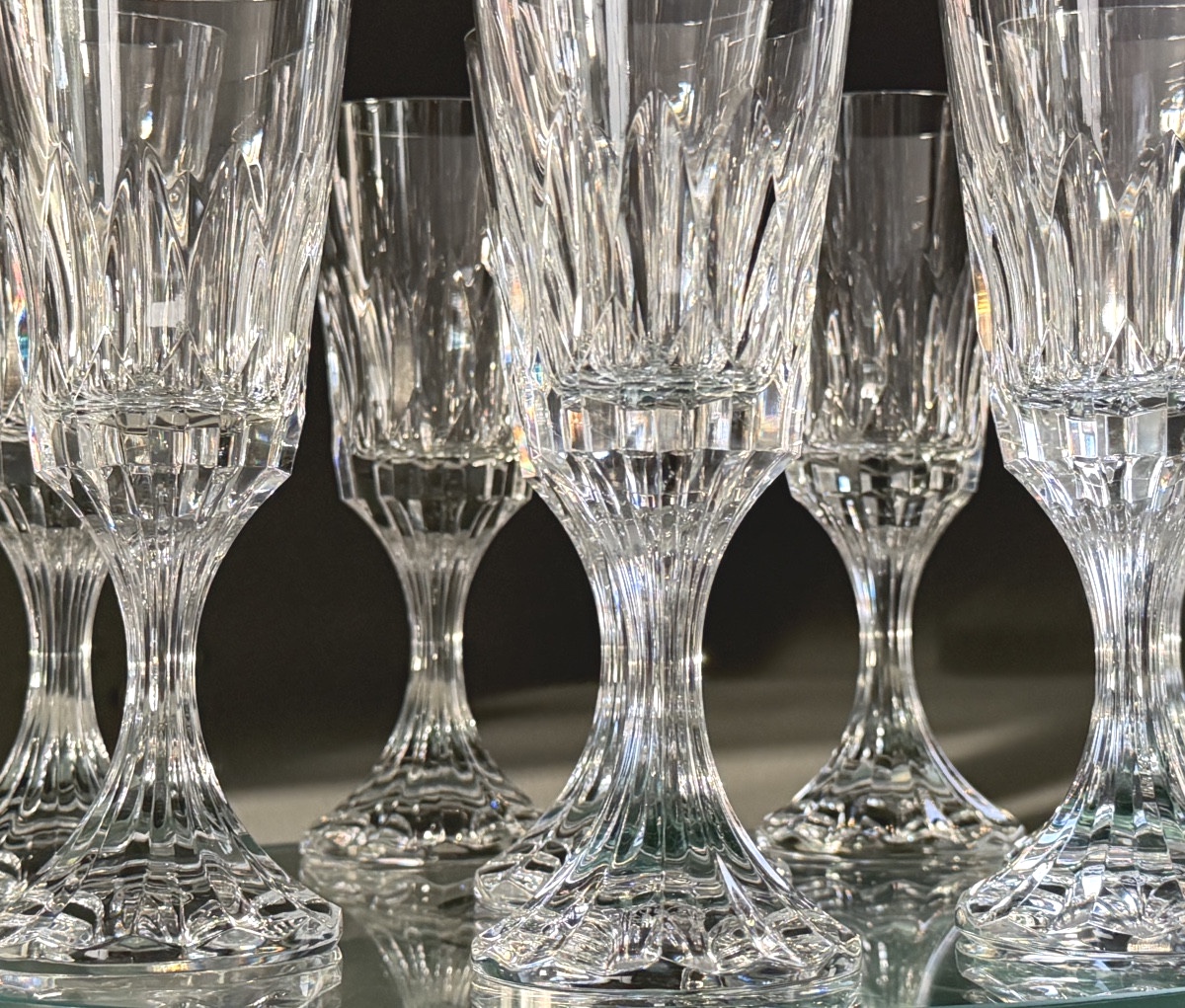 Maison Baccarat, Modèle ASSAS, Série de 8 Verres à Vin Cristal Taillé