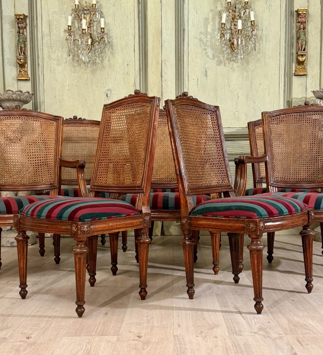 Mobilier de Salon en Noyer Mouluré et Sculpté d'Epoque louis XVI, Vers 1780-photo-4