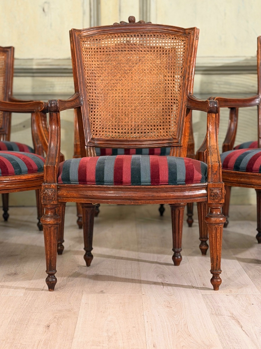 Mobilier de Salon en Noyer Mouluré et Sculpté d'Epoque louis XVI, Vers 1780-photo-1