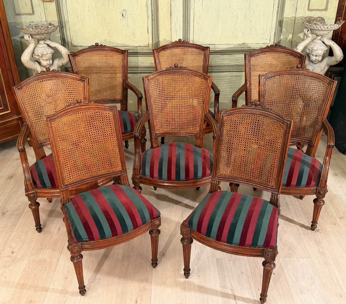 Mobilier de Salon en Noyer Mouluré et Sculpté d'Epoque louis XVI, Vers 1780-photo-4