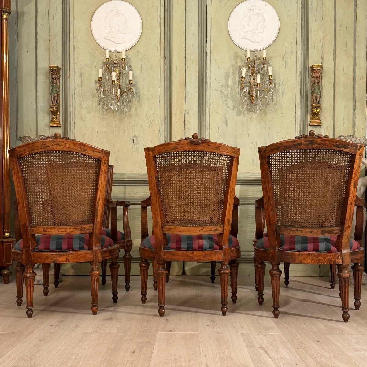 Mobilier de Salon en Noyer Mouluré et Sculpté d'Epoque louis XVI, Vers 1780-photo-5
