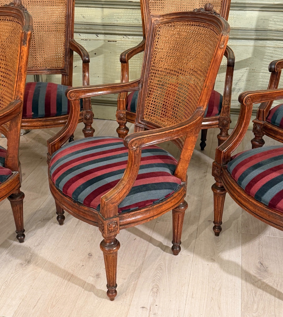 Mobilier de Salon en Noyer Mouluré et Sculpté d'Epoque louis XVI, Vers 1780-photo-8