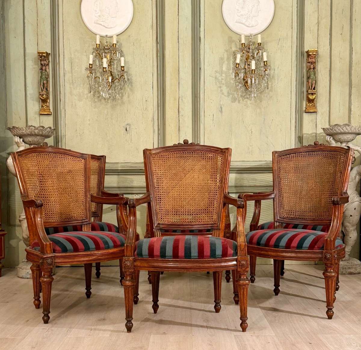 Mobilier de Salon en Noyer Mouluré et Sculpté d'Epoque louis XVI, Vers 1780