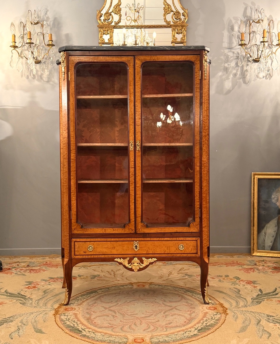 Vitrine en Erable Moucheté d'Epoque Transition Louis XV Louis XVI, Vers 1760-photo-2