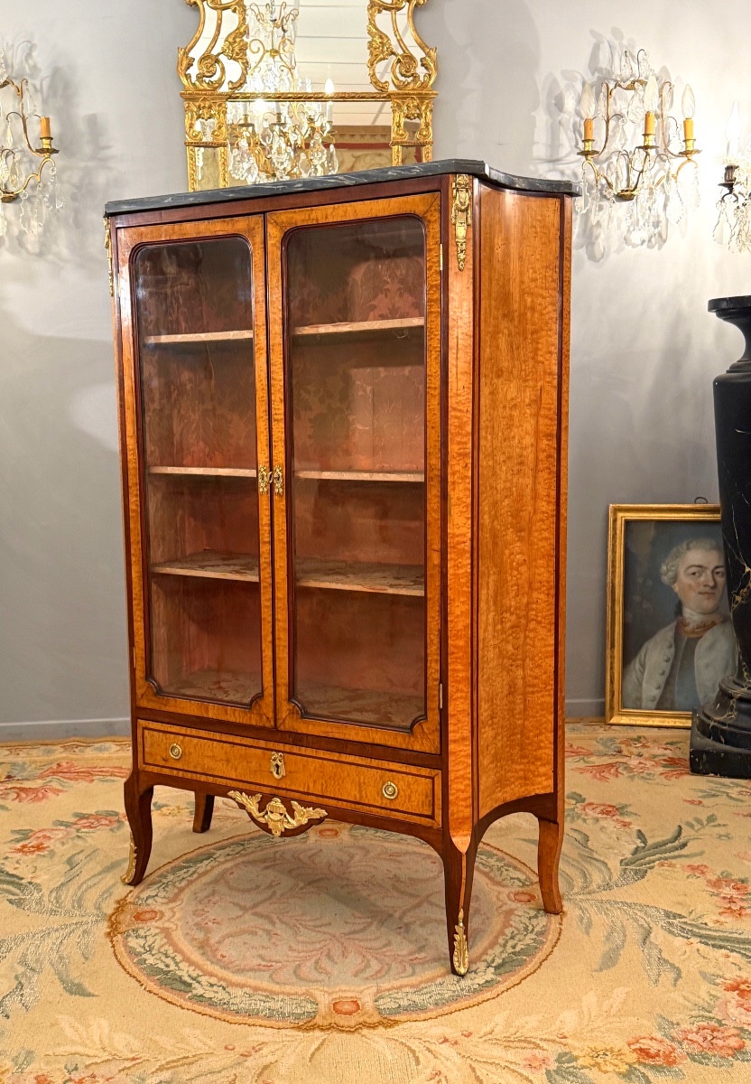 Vitrine en Erable Moucheté d'Epoque Transition Louis XV Louis XVI, Vers 1760-photo-3