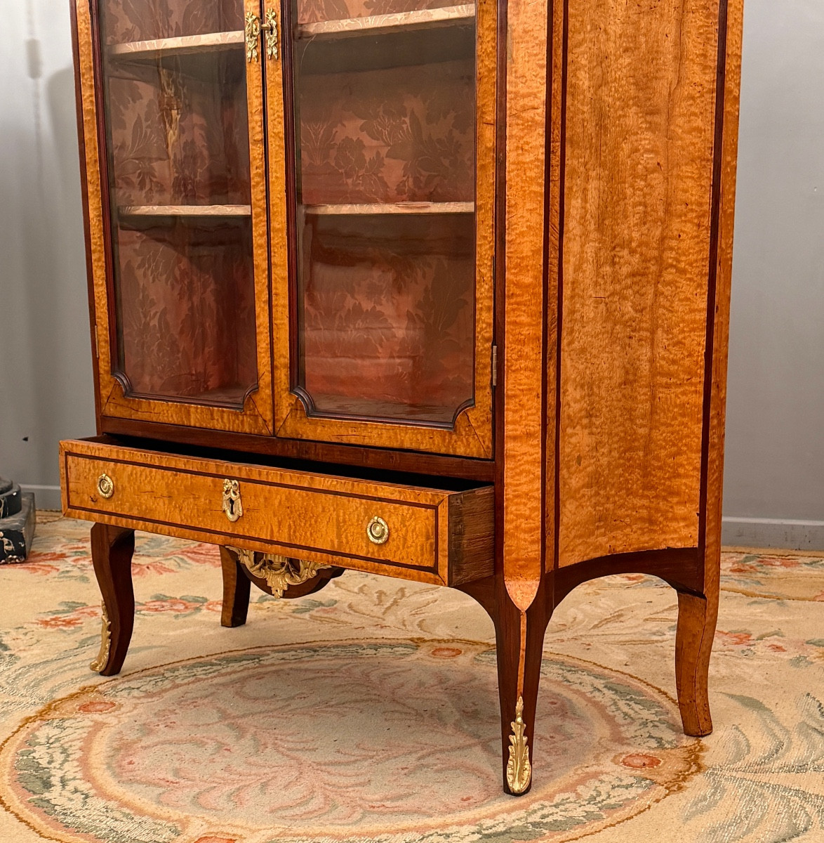Vitrine en Erable Moucheté d'Epoque Transition Louis XV Louis XVI, Vers 1760-photo-2