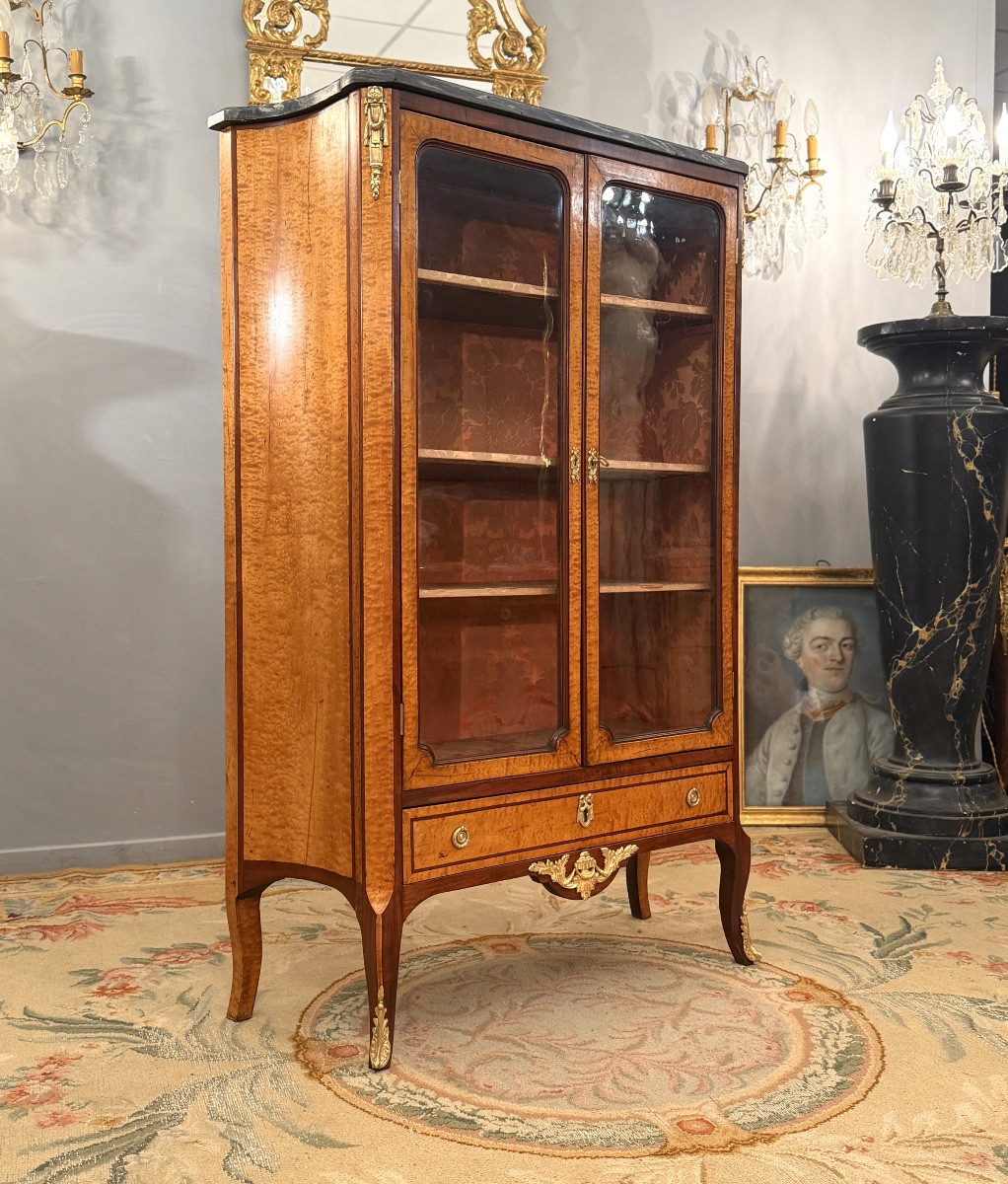 Vitrine en Erable Moucheté d'Epoque Transition Louis XV Louis XVI, Vers 1760-photo-5