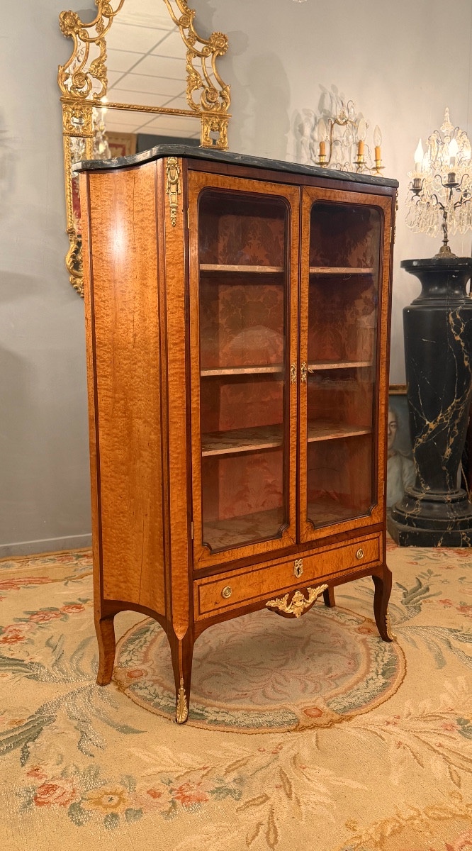 Vitrine en Erable Moucheté d'Epoque Transition Louis XV Louis XVI, Vers 1760-photo-1