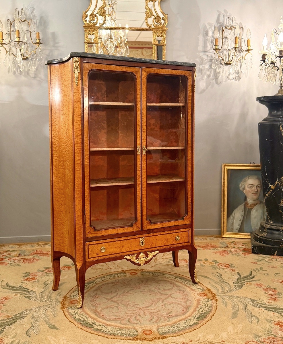 Vitrine en Erable Moucheté d'Epoque Transition Louis XV Louis XVI, Vers 1760
