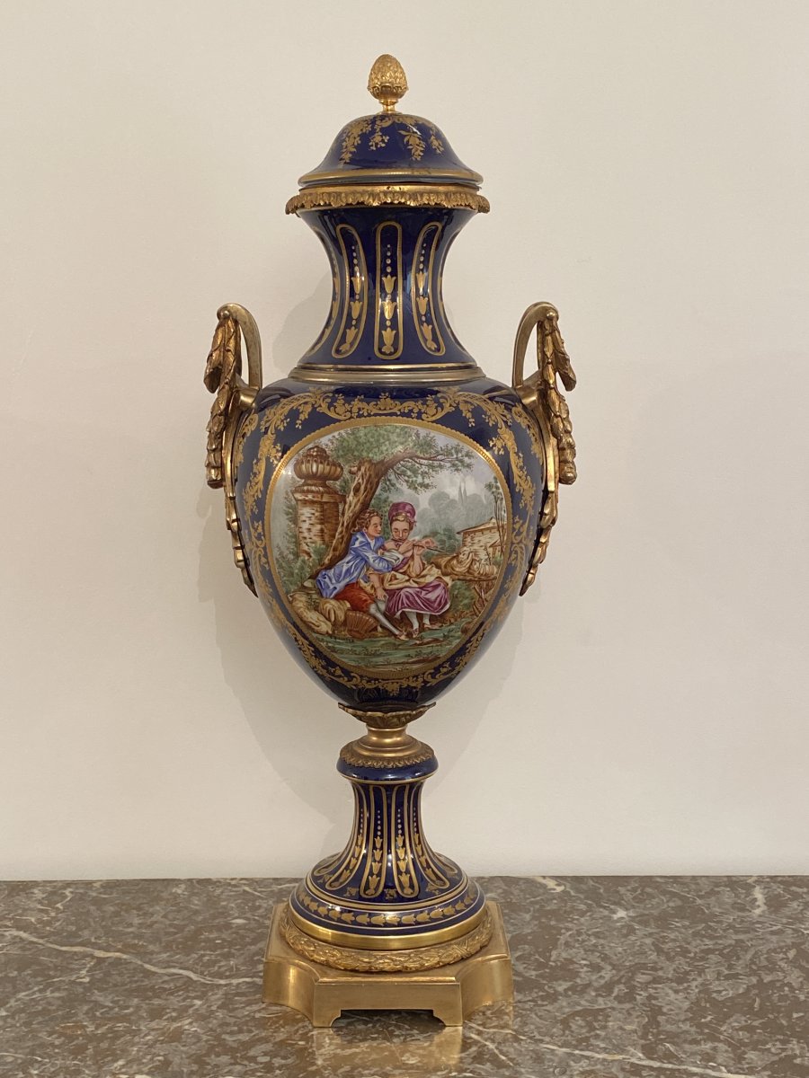 Grand Vase En Porcelaine Bleu Dans Le Gout De Sevres Bronze Doré