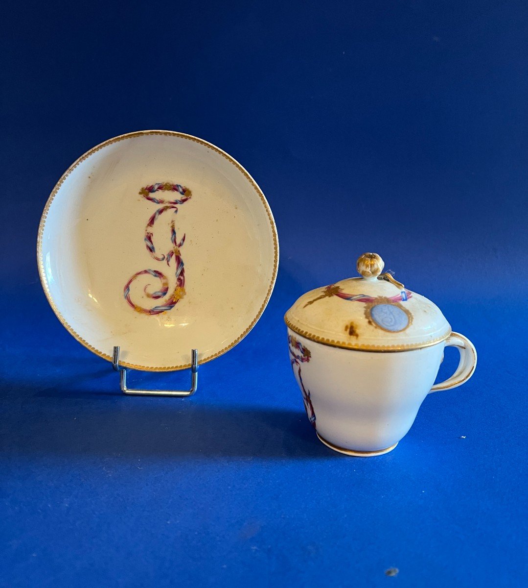 Tasse couverte et sa soucoupe en porcelaine de Meissen XVIII iéme siècle-photo-2