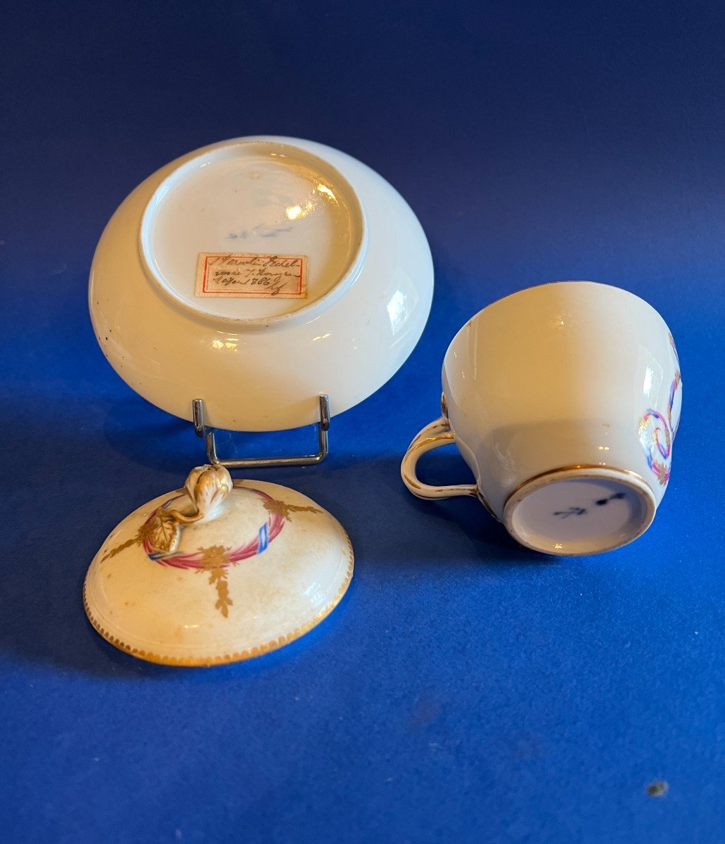 Tasse couverte et sa soucoupe en porcelaine de Meissen XVIII iéme siècle-photo-3