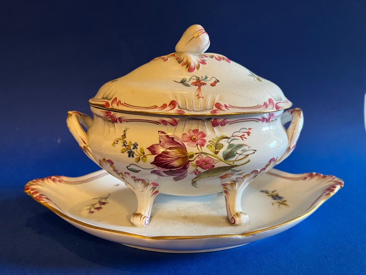 Etonnante Petite soupière et son plateau de la Manufacture de Lunéville  à décor floral .
