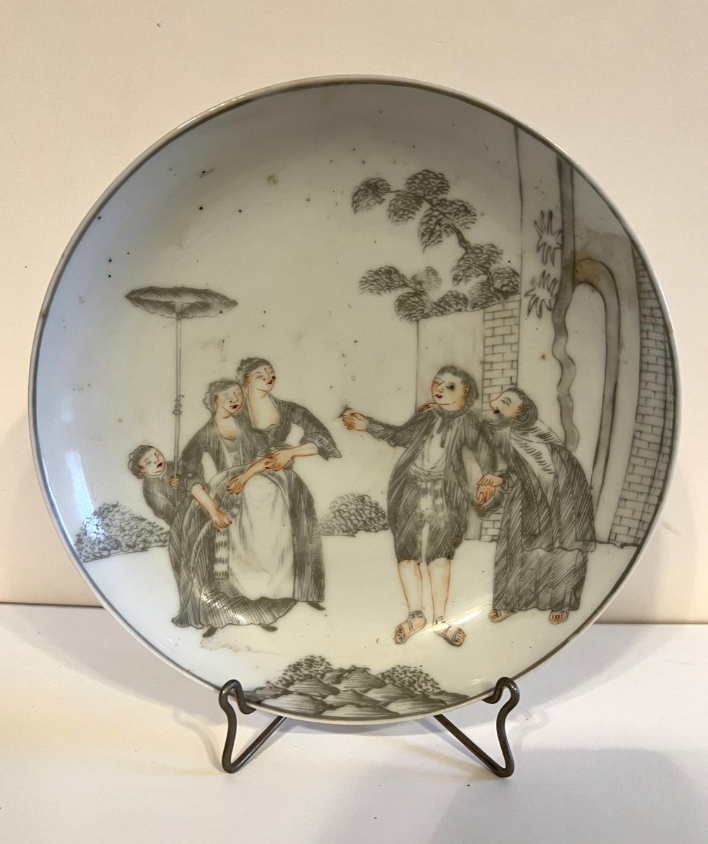 Soucoupe "scène Galante" En Grisaille Début XVIII Ieme Siècle. Travail Chinois d'Exportation 