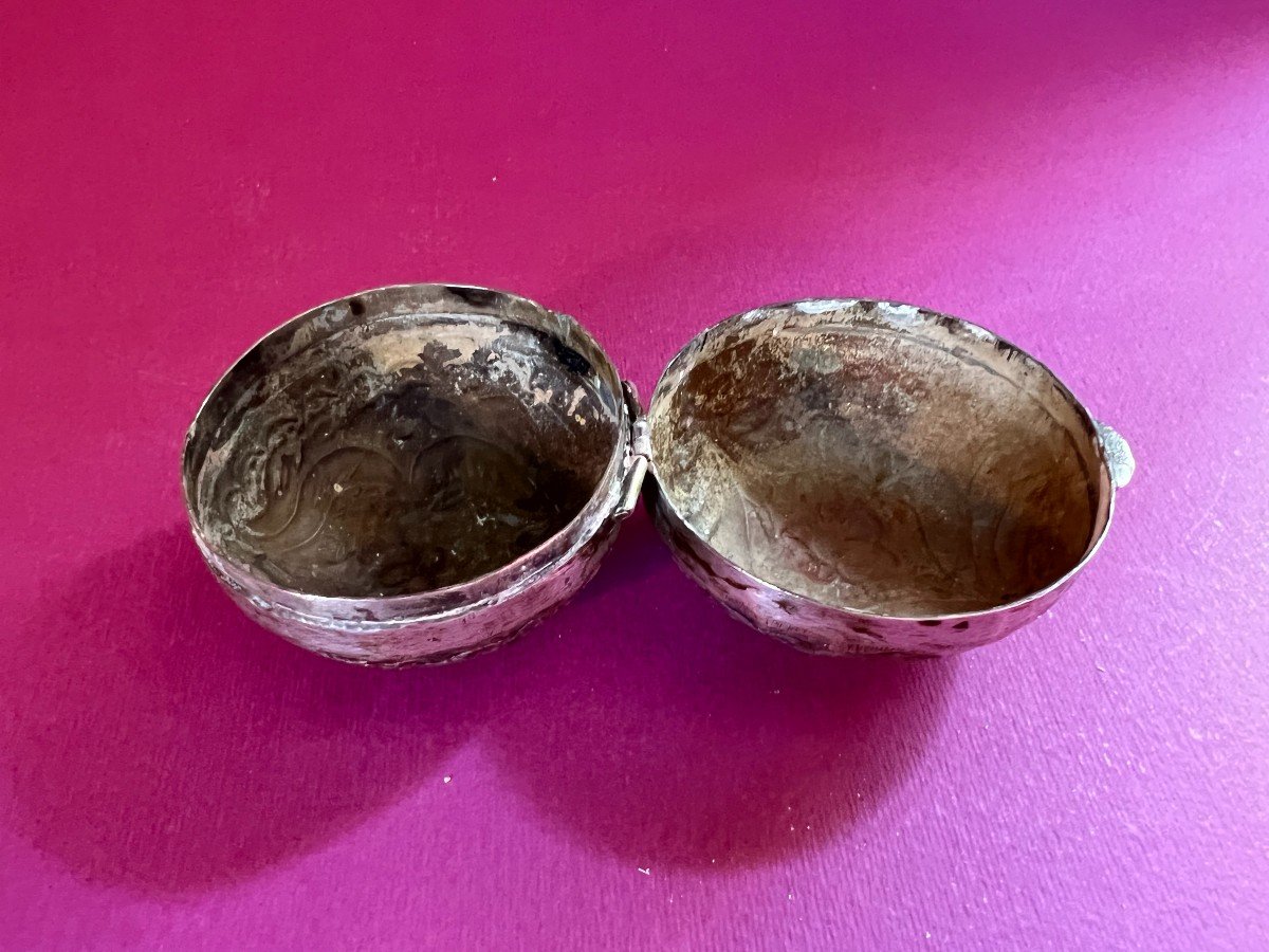 Snuff Box '(nefa: Tobacco) Of Spherical Shape In Embossed Silver Tunisia Late XIXth Century:-photo-1