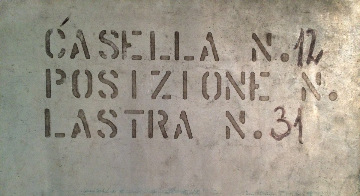  "plaque de zinc lithographique de Piero Fornasetti" : Série de pièces à l'antique-photo-3