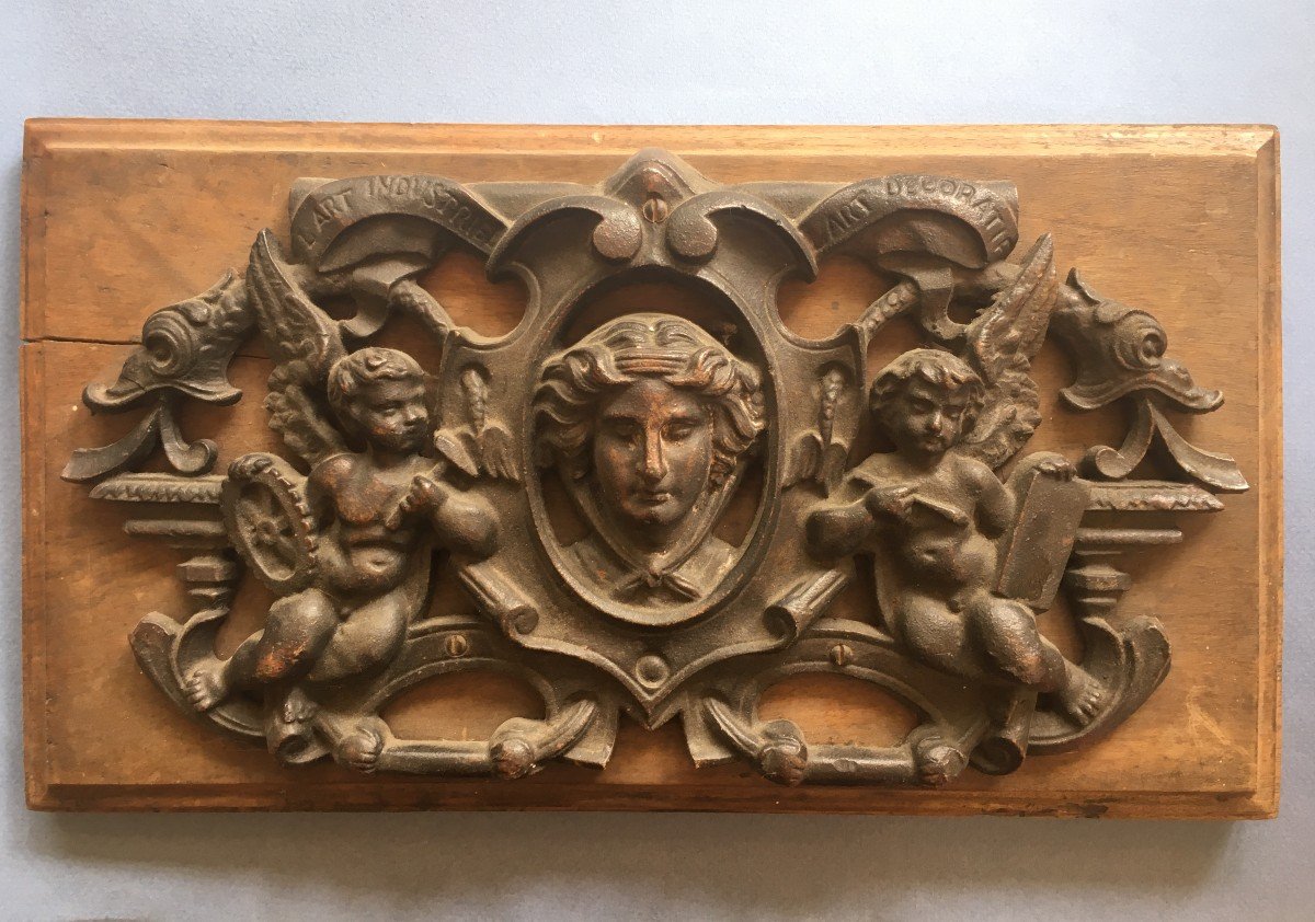 Plaque en  fonte Sur le théme l'Art Industriel - l'Art Decoratif  1925