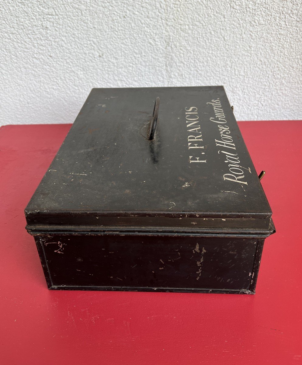 Glove Box Of A Rider Of The English Royal Guard In Painted Metal With Indications -photo-2