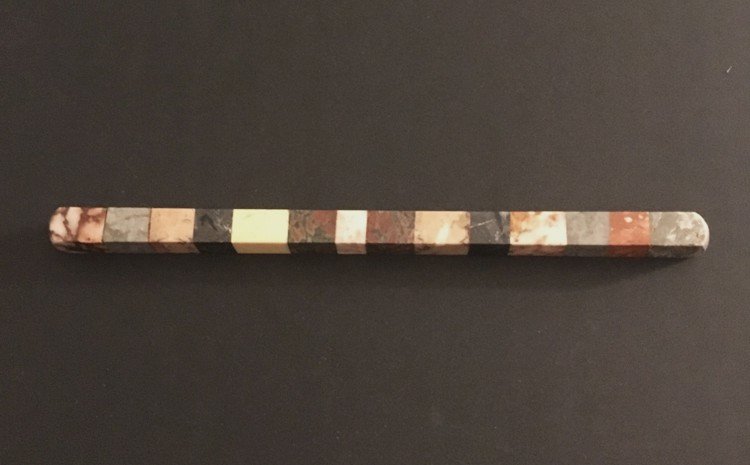 Régle composée de 14 specimens de marbre.