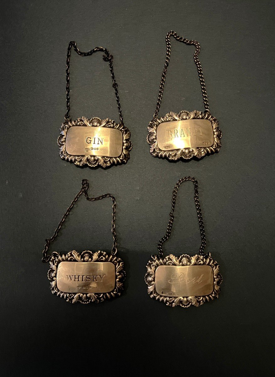 Ensemble de 4 étiquettes avec chaine en argent anglais pour carafe ou bouteilles alcool.