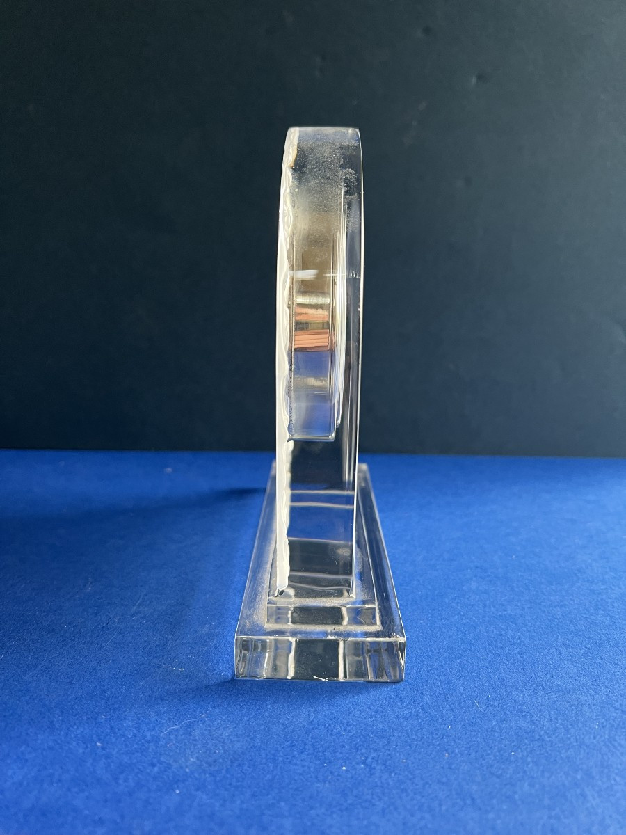 Pendule de bureau ou de table en cristal préssé moulé signé Baccarat dans sa boite d'origine.-photo-1