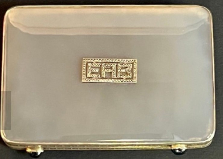 Boite ART DECO composé de Jade blanc , monture argent, et 2 cabochons en marcassite.