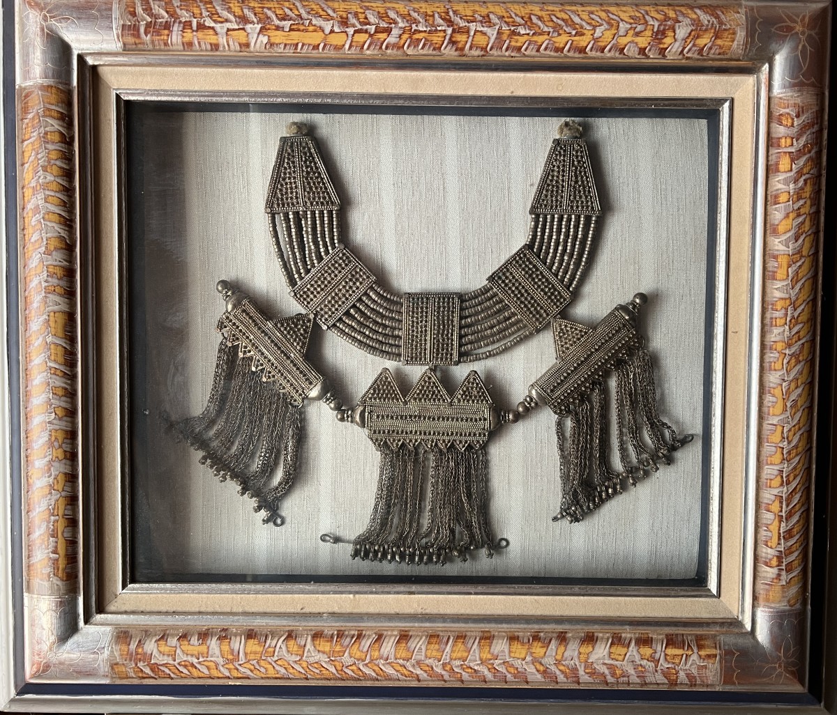 Framed Silver Ceremonial Necklace Originating From The Arabian Peninsula (iraq, Yemen, Gulf...). -photo-2