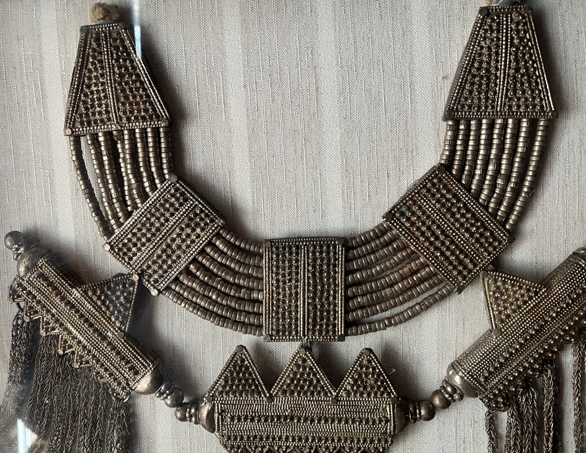 Framed Silver Ceremonial Necklace Originating From The Arabian Peninsula (iraq, Yemen, Gulf...). -photo-3