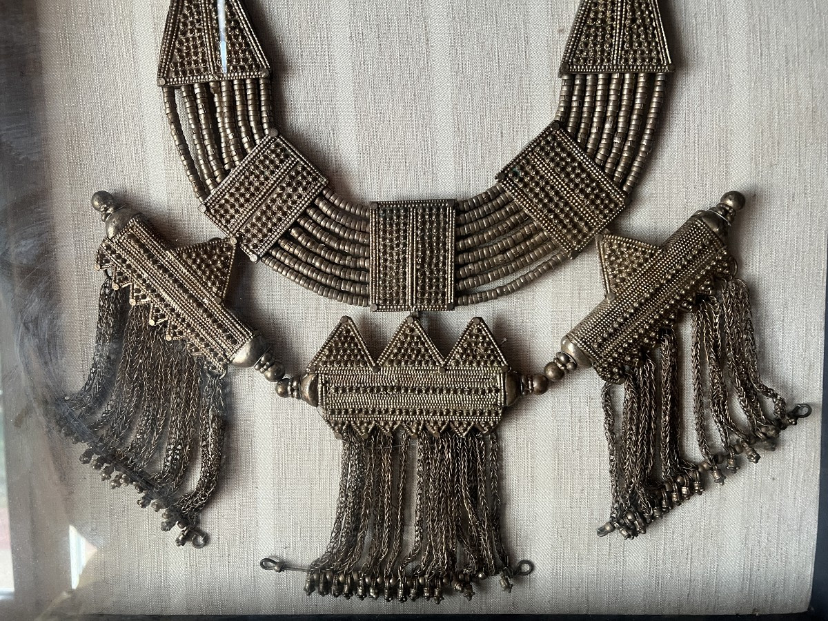 Framed Silver Ceremonial Necklace Originating From The Arabian Peninsula (iraq, Yemen, Gulf...). -photo-4
