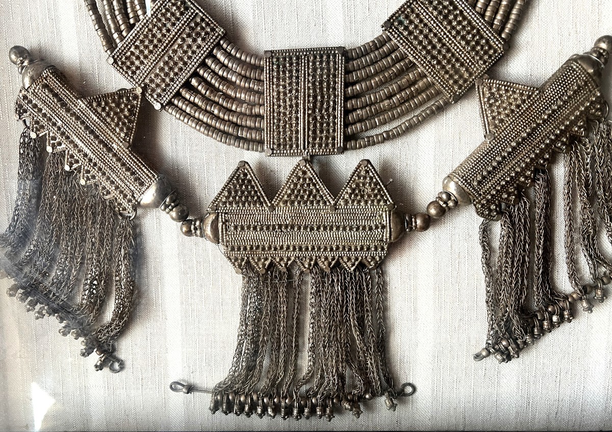 Framed Silver Ceremonial Necklace Originating From The Arabian Peninsula (iraq, Yemen, Gulf...). 